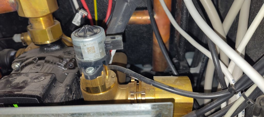 Angeschlossener Stecker am Stellmotor des Dreiwegeventils in der Inneneinheit einer Buderus-Wärmepumpe.