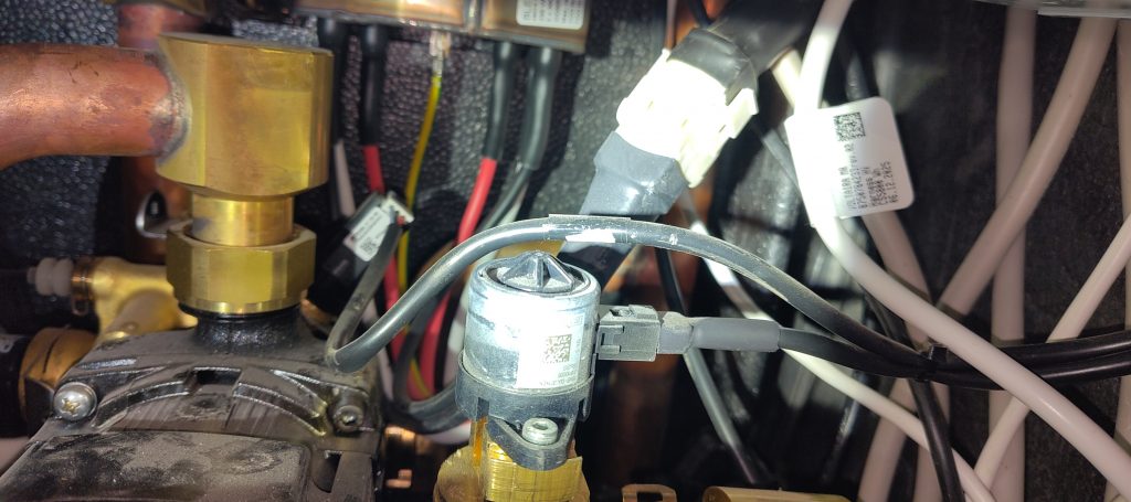 Nicht angeschlossener Stecker am Stellmotor des Dreiwegeventils in der Inneneinheit einer Buderus-Wärmepumpe.